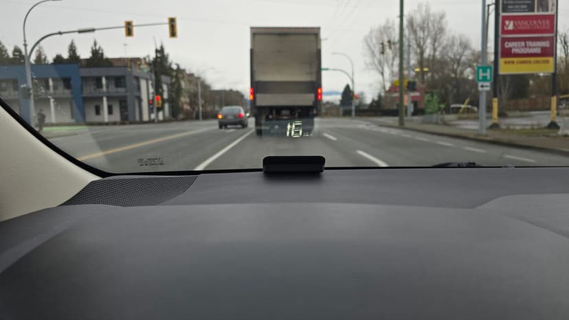 Head-up display projecting speed information onto the windshield